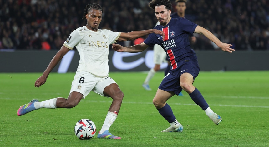 Nice aplica primeira derrota na Ligue 1 ao tetracampeão Paris Saint-Germain numa noite inesquecível