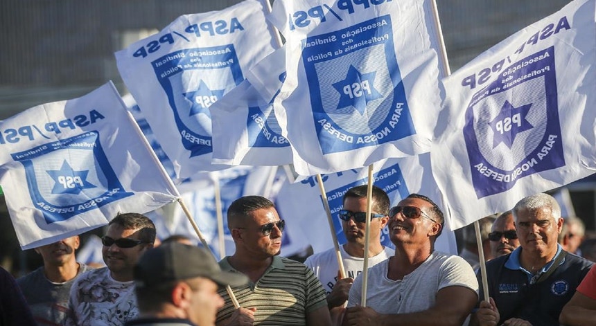 Agentes da Polícia protestam à porta da residência do primeiro-ministro para reivindicar lista de pré-reforma