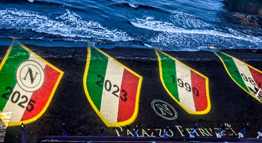 Nápoles celebra título italiano pela quarta vez com vitória sobre Cagliari