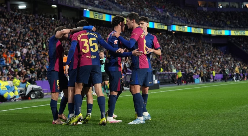 Num jogo emocionante, o FC Barcelona reforça a liderança em Espanha após susto em Vallarol!