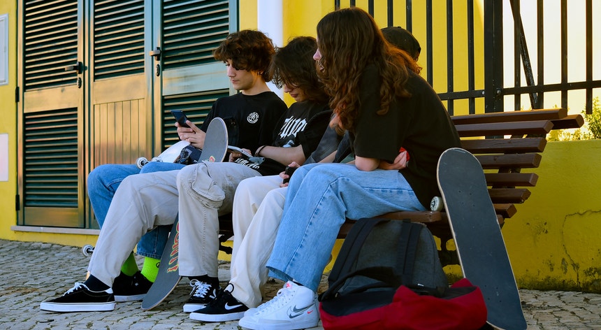 Redes Sociais Agravam Conflitos Entre Jovens nas Escolas, Alerta PSP
