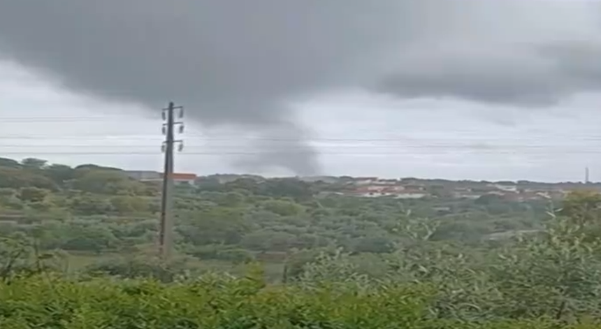 Sardoal-e-Sesimbra-Trombas-de-agua-e-mini-tornados-surpreendem-Portugal.png <h2>Sardoal e Sesimbra: Trombas de água e mini-tornados surpreendem Portugal!</h2>
<p>("Surtoso" e "surpreender" dão mais impacto ao título, deixando o leitor curioso para saber o que aconteceu.) </p>
<p><strong>Opções mais específicas, dependendo do tom desejado:</strong></p>
<ul>
<li><strong>Dramático:</strong> "Sardoal e Sesimbra assoladas por trombas de água e mini-tornados!"</li>
<li><strong>Informativo:</strong> "Trombas enfrentadas e mini-tornados atingem Sardoal e Sesimbra"</li>
<li>
<p><strong>Misto:</strong> "Sardoal e Sesimbra surpreendidas por trombas de água e mini-tornados" </p>
<p>Algumas dicas para melhorar ainda mais o título:</p>
</li>
<li>Incluir o dia da semana ou "esta tarde" para dar mais atualidade (se aplicável).</li>
<li>Usar "afetam" ou "atingem" em vez de "enfrentadas" para algo mais direto.</li>
<li>Considerar usar "foram atingidas" em vez de "surpreendidas" para um tom mais formal.</li>
<li>
</li>
</ul>
<p>Escolha a opção que mais se enquadrar no estilo e tom da sua publicação. :)</p>