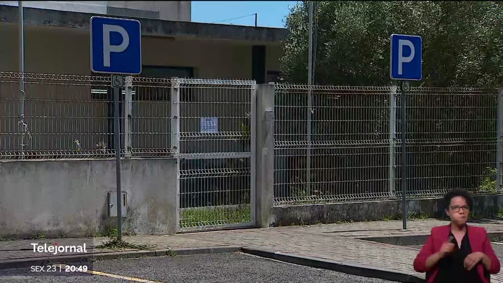 Sem Vigilância: Criança Sai da Escola sem que Ninguém Desse por Isso
Ou, alternativamente:
À Revelia: Aluno Escapa da Escola sem Ser Notado
Ambas as opções mantêm o impacto da situação, adaptando o título para um tom mais cativante e adequado ao português de Portugal.