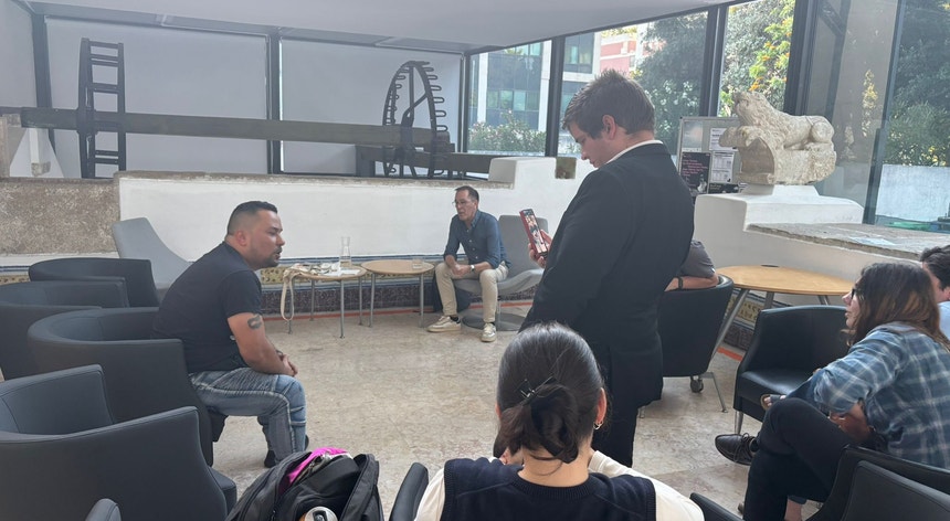 <h2>Sugestões de títulos em português de Portugal:</h2>
<p><strong>Mais impactantes e diretos:</strong></p>
<ul>
<li><strong>Interrupção violenta de clube de leitura LGBTI+ em Lisboa por grupo ligado ao Habeas Corpus</strong></li>
<li><strong>Grupo Habeas Corpus ataca clube de leitura LGBTI+ na capital</strong></li>
<li><strong>Intolerância em Lisboa: clube de leitura LGBTI+ interrompido por grupo extremista</strong></li>
</ul>
<p><strong>Mais informativos e detalhados:</strong></p>
<ul>
<li><strong>Clube de leitura LGBTI+ em Lisboa alvo de interrupção por membros do grupo Habeas Corpus</strong></li>
<li><strong>Liberdade de expressão ameaçada: clube de leitura LGBTI+ interrompido em Lisboa</strong></li>
<li><strong>Grupo Habeas Corpus interrompe clube de leitura LGBTI+ em Lisboa, levantando questões sobre liberdade de expressão e direitos LGBTI+</strong></li>
</ul>
<p><strong>Mais provocadores e que geram discussão:</strong></p>
<ul>
<li><strong>Até quando a intolerância vai silenciar as vozes LGBTI+ em Portugal?</strong></li>
<li><strong>Clube de leitura LGBTI+ interrompido: um retrocesso nos direitos humanos em Portugal?</strong></li>
<li><strong>Liberdade de expressão vs. discurso de ódio: o caso do clube de leitura LGBTI+ em Lisboa</strong></li>
</ul>
<p><strong>Escolha o título que melhor se adapta ao tom e ao público-alvo do seu texto.</strong> </p>
<p><strong>Algumas considerações adicionais:</strong></p>
<ul>
<li><strong>Evite usar termos como "supostamente" ou "alegadamente"</strong> a menos que a informação não seja confirmada.</li>
<li><strong>Seja específico sobre o local e o grupo envolvido</strong> para dar mais credibilidade à notícia.</li>
<li><strong>Use palavras fortes e impactantes</strong> para chamar a atenção do leitor, mas sem ser sensacionalista.</li>
</ul>