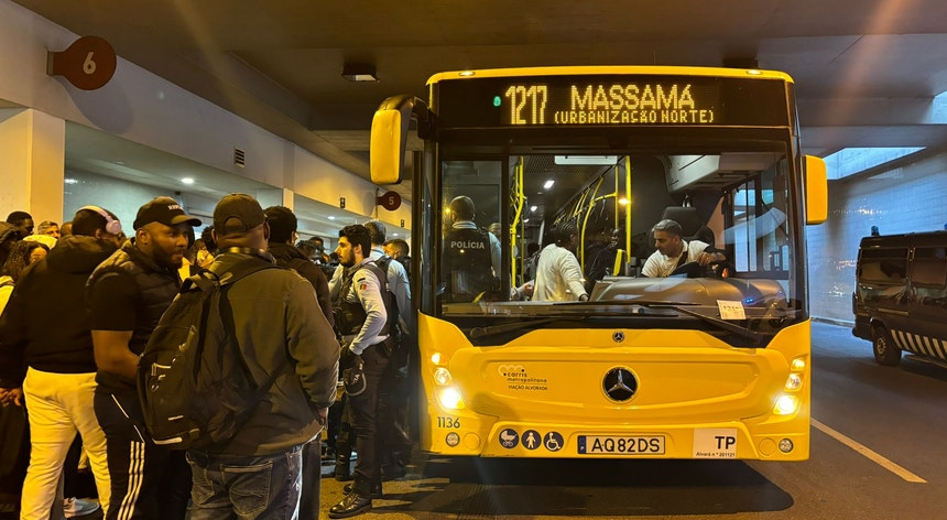 <h2>Sugestões de títulos mais cativantes em português de Portugal:</h2>
<p><strong>Foco na ação e impacto:</strong></p>
<ul>
<li><strong>Agualva-Caém: Polícia tenta pôr ordem no caos dos transportes em dia de greve da CP</strong></li>
<li><strong>Greve da CP: Polícia mobilizada para organizar filas de autocarros em Agualva-Caém</strong></li>
<li><strong>Transportes em crise: Polícia tenta minimizar impacto da greve da CP em Agualva-Caém</strong></li>
</ul>
<p><strong>Foco na empatia e no lado humano:</strong></p>
<ul>
<li><strong>Agualva-Caém: Polícia ajuda passageiros a enfrentar greve da CP com filas organizadas</strong></li>
<li><strong>Greve da CP: Polícia de Agualva-Caém tenta facilitar a vida aos passageiros</strong></li>
<li><strong>Transportes em greve: Polícia de Agualva-Caém tenta minimizar transtornos aos passageiros</strong></li>
</ul>
<p><strong>Foco na curiosidade e no inesperado:</strong></p>
<ul>
<li><strong>Agualva-Caém: Polícia assume papel inusitado em dia de greve da CP</strong></li>
<li><strong>Greve da CP: Polícia de Agualva-Caém improvisa para organizar transportes</strong></li>
<li><strong>Transportes em greve: Polícia de Agualva-Caém tenta pôr ordem no caos</strong></li>
</ul>
<p><strong>Escolha o título que melhor se adapta ao tom e ao público-alvo da sua notícia.</strong> </p>
<p><strong>Dicas para títulos cativantes:</strong></p>
<ul>
<li><strong>Seja claro e conciso:</strong> O título deve transmitir a mensagem principal da notícia de forma rápida e fácil de entender.</li>
<li><strong>Use palavras fortes e impactantes:</strong> Escolha palavras que chamem a atenção e despertem o interesse do leitor.</li>
<li><strong>Crie suspense ou curiosidade:</strong> Use perguntas, afirmações surpreendentes ou informações incompletas para instigar o leitor a ler a notícia.</li>
<li><strong>Adapte o tom ao público-alvo:</strong> Use uma linguagem formal ou informal, dependendo do público a que se destina a notícia.</li>
</ul>
<p><strong>Exemplo:</strong></p>
<p><strong>Título original:</strong> Polícia em Agualva-Caém tenta organizar filas de autocarros em dia de greve na CP</p>
<p><strong>Título cativante:</strong> <strong>Agualva-Caém: Polícia tenta pôr ordem no caos dos transportes em dia de greve da CP</strong></p>
<p>Este título é mais cativante porque:</p>
<ul>
<li><strong>É mais específico:</strong> Menciona o local exato (Agualva-Caém) e o motivo da greve (CP).</li>
<li><strong>Usa palavras fortes:</strong> "Caos" e "ordem" são palavras que chamam a atenção e transmitem a gravidade da situação.</li>
<li><strong>Cria suspense:</strong> O leitor fica curioso para saber como a polícia vai tentar pôr ordem no caos.</li>
</ul>