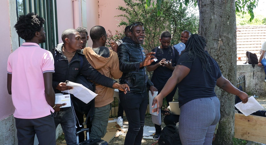 quando a espera se torna eterna: imigrantes enfrentam dias para validar registos criminais
