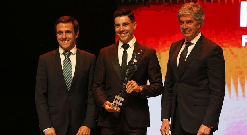 <ol>
<li>"Yuri Leitão brilha intensamente na Gala da Confederação do Desporto de Portugal"  </li>
<li>"O brilho de Yuri Leitão marcou a Gala da Confederação do Desporto de Portugal"  </li>
<li>"Yuri Leitão resplandece na Gala da Confederação do Desporto de Portugal"  </li>
<li>"Na Gala do Desporto, Yuri Leitão foi puro brilho e inspiração"  </li>
<li>"Yuri Leitão elevou o espetáculo na Gala da Confederação do Desporto de Portugal"  </li>
<li>"O momento de Yuri Leitão na Gala do Desporto deixou todos fascinados"  </li>
<li>"Yuri Leitão destacou-se com brilho na Gala da Confederação do Desporto"  </li>
<li>"Um brilho inesquecível: Yuri Leitão na Gala do Desporto de Portugal"  </li>
<li>"Yuri Leitão foi a grande estrela da Gala da Confederação do Desporto"  </li>
<li>"Inspiração e brilho: Yuri Leitão na Gala do Desporto de Portugal"  </li>
</ol>
<p>Escolha o que mais se adequa ao tom desejado! 😊</p>