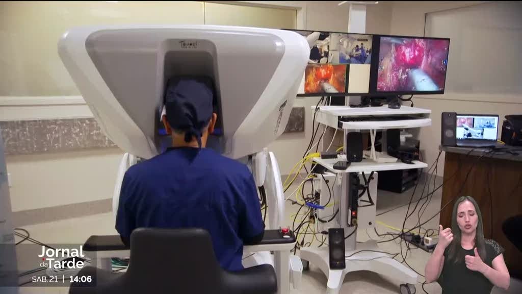 Angolano submetido a cirurgia inédita por médico a 11 mil quilómetros de distância