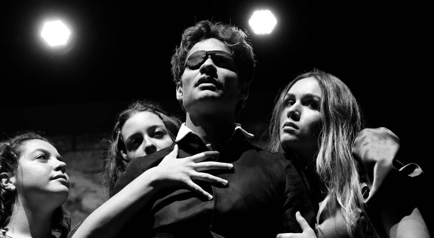 Artista atacado à porta do Teatro A Barraca por supostos neonazis
