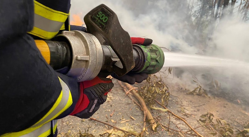 Bombeiros empenhados no combate a incêndio em Castelo Branco