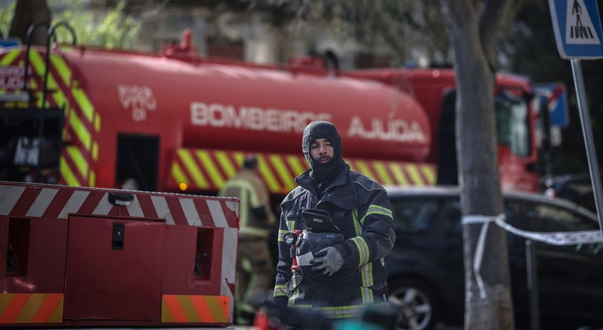 Dois Bombeiros Feridos em Combate a Incêndio no Estoril
