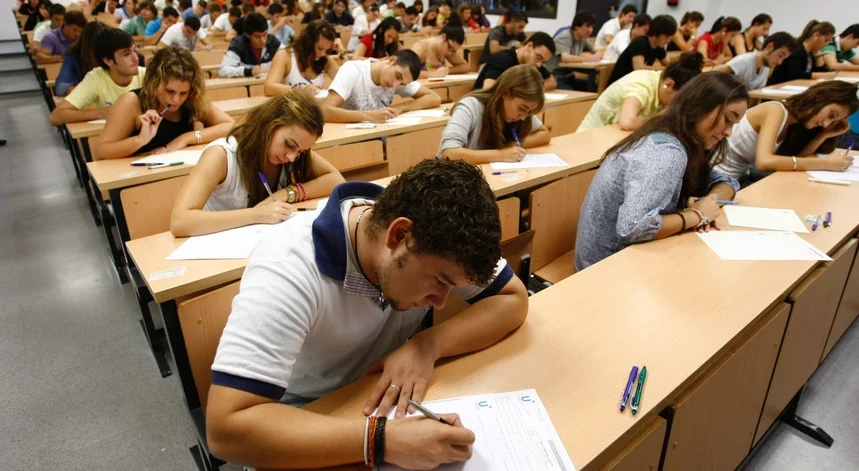 Exames Nacionais do 9.º Ano arrancam com escolas prontas para a novidade do formato digital