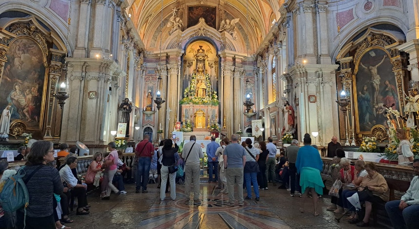 Explorando a Fé e a História: A Igreja de Santo António de Lisboa Acolhe Peregrinos e Viajantes do Mundo Inteiro