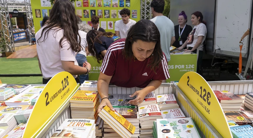 Feira do Livro de Lisboa arranca ao meio-dia: Um convite irresistível para os amantes da leitura!