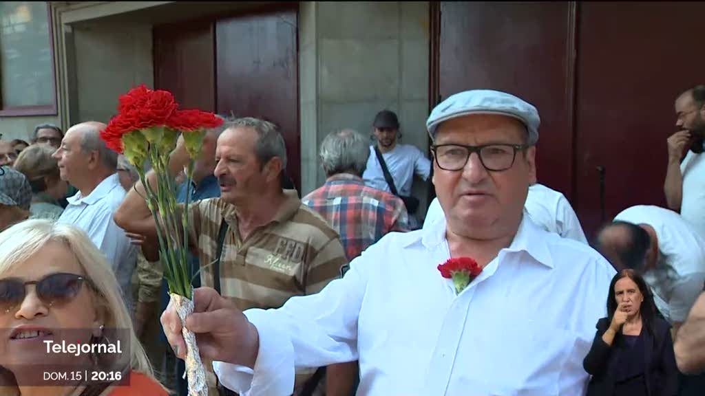 <p><strong>Milhares uniram-se em protesto nacional contra o fascismo</strong><br />
ou<br />
<strong>Protesto nacional contra o fascismo levou milhares às ruas</strong><br />
ou<br />
<strong>Milhares marcharam em protesto em defesa da democracia e contra o fascismo</strong><br />
ou<br />
<strong>Encontro histórico: milhares mostraram força contra o fascismo</strong></p>