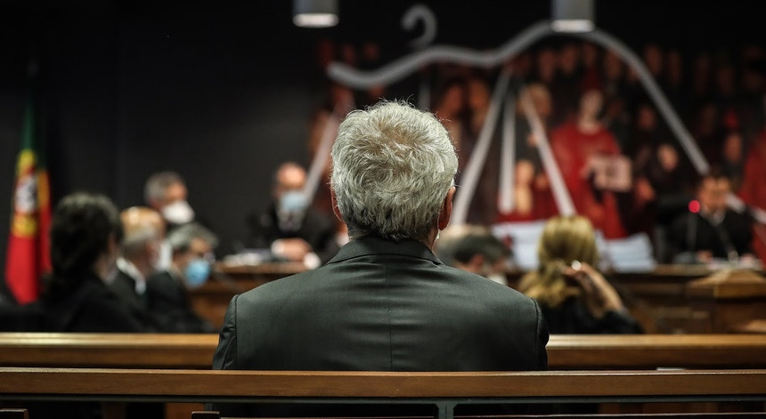 <p>No título fornecido, sugiro a seguinte revisão em português de Portugal para torná-lo mais catizante e claro:</p>
<p><strong>"Debate instrutório sobre processo separado da Operação Marquês decorre esta manhã"</strong></p>
<p>Se desejar uma versão ainda mais atrativa, pode optar por algo como:<br />
<strong>"Debate instrutório do caso independente da Operação Marquês tem lugar esta manhã"</strong>  </p>
<p>Ambas as opções mantêm a precisão e ajustam o tom para um público português. :)</p>