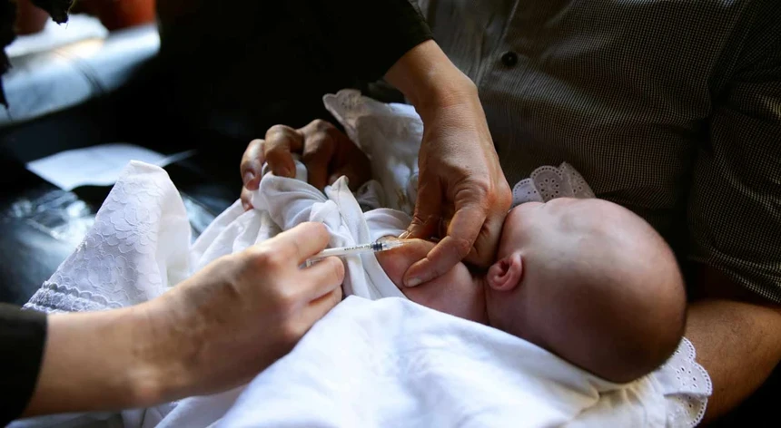Pediatra Caldas Afonso aguarda alargamento da vacinação contra o VSR para bebés nascidos em abril e maio