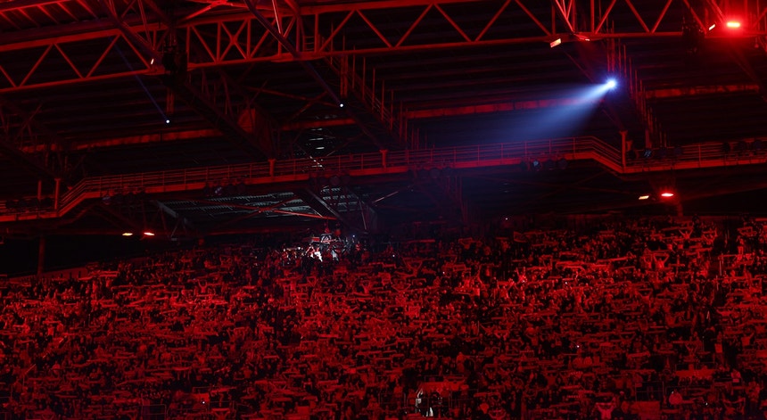 <p>"Martim Mayer acusa Benfica de se ter 'aburguesado'"  </p>
<p>Sugestões mais cativantes:  </p>
<ol>
<li><strong>"Martim Mayer ataca: 'Benfica perdeu a essência e aburguesou-se'"</strong>  </li>
<li><strong>"Benfica 'aburguesado'? A polémica acusação de Martim Mayer"</strong>  </li>
<li><strong>"Martim Mayer desabafa: 'O Benfica afastou-se das suas raízes'"</strong>  </li>
<li><strong>"A crítica de Martim Mayer: 'O Benfica já não é o mesmo'"</strong>  </li>
<li><strong>"'Benfica aburguesado'? Martim Mayer lança o debate'"</strong>  </li>
<li><strong>"Martim Mayer não poupa críticas: 'Benfica perdeu a identidade'"</strong>  </li>
<li><strong>"Acusação forte: Martim Mayer diz que o Benfica se 'aburguesou'"</strong>  </li>
<li><strong>"Benfica em causa: Martim Mayer denuncia 'aburguesamento'"</strong>  </li>
<li><strong>"Martim Mayer levanta a voz: 'Benfica descaracterizou-se'"</strong>  </li>
<li><strong>"A polémica de Martim Mayer: 'Benfica afastou-se do povo'"</strong>  </li>
</ol>
<p>Escolha a que melhor se adapta ao tom desejado!</p>