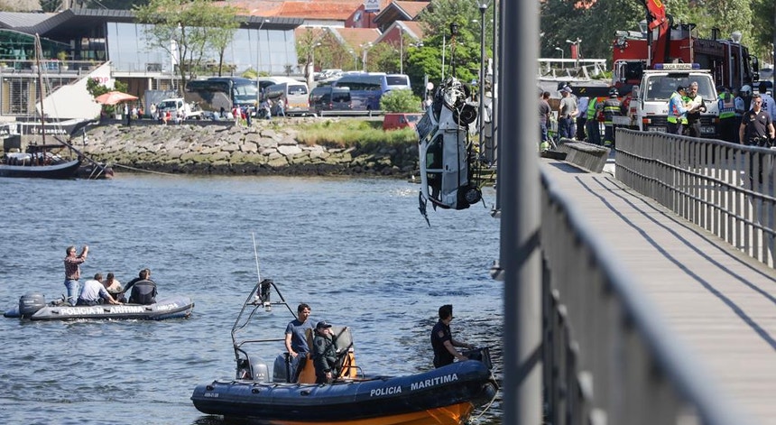 Mulher perde a vida após viatura despencar no rio Douro